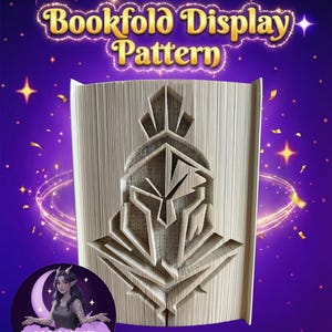 Könnte beinhalten: Ein Buchfaltmuster mit einem Spartanerhelm-Design. Der Text "Bookfold Display Pattern" wird über dem Buch angezeigt. Der Hintergrund ist lila mit Sternen und einem Mond mit einer Frauenillustration.