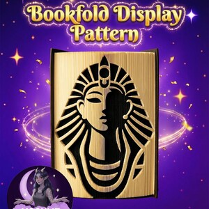 Könnte beinhalten: Ein Buchfalt-Display-Muster mit einem geschnitzten Pharao-Design. Die Seiten des Buches sind goldfarben, mit einer schwarzen Silhouette des Gesichts des Pharaos. Der Text "Bookfold Display Pattern" befindet sich oben auf einem lila und goldenen Hintergrund.