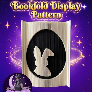 Könnte beinhalten: Ein Buchfalt-Display-Muster mit einer Hasen-Silhouette in einem schwarzen Oval. Die Buchseiten sind beige, vor einem lila-blauen Farbverlauf mit Sternen und dem Text "Bookfold Display Pattern".