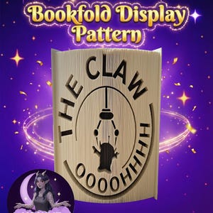 Könnte beinhalten: Ein hölzernes Buchfalt-Display-Muster mit dem Text "The Claw" und einer Greifmaschinen-Grafik. Das Design ist vor einem lila Hintergrund mit Sternen und dem Text "Bookfold Display Pattern" platziert. Das Logo von Moonlit Munchkin Creations befindet sich unten links.