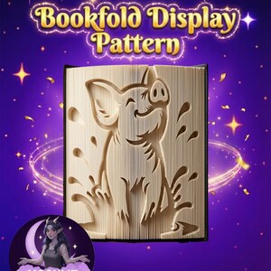 Peut inclure: Un motif de pliage de livre avec un motif de cochon sculpté. Le texte "Bookfold Display Pattern" est affiché en haut. L'image a un fond violet avec des étoiles et un logo pour Moonlit Munchkin Creations.