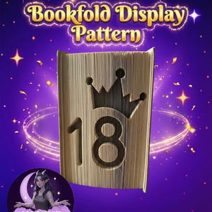 Könnte beinhalten: Ein Buchfalt-Display-Muster mit der ausgeschnittenen Zahl 18, gekrönt von einem Kronen-Design. Der Text "Bookfold Display Pattern" wird über dem Buch angezeigt. Der Hintergrund ist lila mit Sternen und goldenem Konfetti.