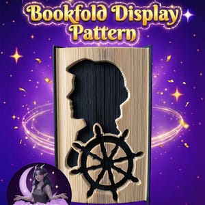 Könnte beinhalten: Ein Buchfalt-Display-Muster mit einer Silhouette und einem Steuerrad, das in die Seiten geschnitten ist. Der Text "Bookfold Display Pattern" ist in Gold gehalten. Der Hintergrund ist lila mit Sternen.