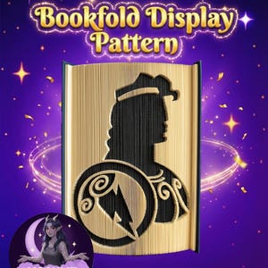 Könnte beinhalten: Ein Buchfalt-Display-Muster mit einem Silhouette-Design. Die Seiten des Buches sind goldfarben, mit einer schwarzen Silhouette einer Person mit Hut und einem kreisförmigen Emblem. Der Text "Bookfold Display Pattern" steht oben. Das Bild hat einen lila Hintergrund mit Sternen.