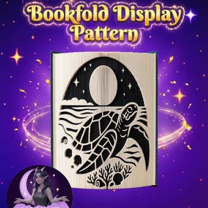 Könnte beinhalten: Ein Buchfalt-Display-Muster mit einem Meeresschildkröten-Design. Die Seiten des Buches sind so geschnitten, dass eine Schildkröte, Wellen und Korallen vor schwarzem Hintergrund zu sehen sind. Der Text "Bookfold Display Pattern" steht oben.