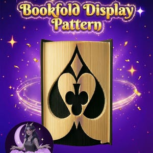 Könnte beinhalten: Ein Buchfaltmuster mit einem Pik-Design, das in die Seiten geschnitten ist. Die Seiten des Buches sind goldfarben, und das ausgeschnittene Design ist schwarz. Der Hintergrund ist lila mit Sternen und dem Text "Bookfold Display Pattern".