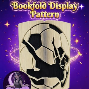 Könnte beinhalten: Ein Buchfalt-Display-Muster mit einem Fußballspieler, der einen Ball tritt. Das Design ist in die Seiten eines Buches geschnitten und erzeugt eine Silhouette. Der Text "Bookfold Display Pattern" befindet sich oben. Der Hintergrund ist lila mit Sternen.
