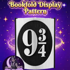 Könnte beinhalten: Ein Buchfalt-Display-Muster mit einem schwarz-weißen Design der Nummer 9 3/4. Der Text "Bookfold Display Pattern" ist oben in Gold gehalten. Der Hintergrund ist ein lila-blauer Farbverlauf mit Sternakzenten. Es gibt auch ein Logo.