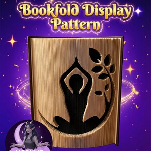 Może przedstawiać: Wzór wyświetlania książki z tekstem "Bookfold Display Pattern" w złotych literach. Książka jest wyrzeźbiona z sylwetką osoby w pozycji jogi, otoczonej przez półksiężyc i gałąź liści. Tło jest fioletowe z gwiazdami.