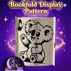 Peut inclure: Motif de présentation de pliage de livre métallique avec un koala et un papillon. Le texte "Bookfold Display Pattern" est en haut. L'image a un fond violet avec des étoiles et le logo Moonlit Munchkin Creations.