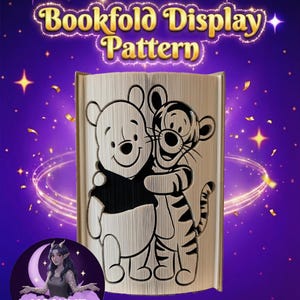 Puede incluir: Un patrón de exhibición de libro plegable de madera con Winnie the Pooh y Tigger abrazándose. El texto "Bookfold Display Pattern" está en letras doradas sobre los personajes. El fondo es morado con estrellas y brillos.