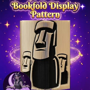 Könnte beinhalten: Ein Buchfalt-Display-Muster mit einem Design von drei Moai-Statuen. Die Statuen sind in die Seiten eines Buches geschnitzt, mit dem Text "Bookfold Display Pattern" oben. Der Hintergrund ist lila mit Sternen und Glitzer.