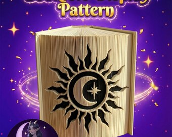 Può includere: Un modello di esposizione a libro con un disegno di sole e luna intagliato nelle pagine. Il testo "Bookfold Display Pattern" è in lettere dorate. Lo sfondo è viola con stelle e brillantini.