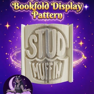Könnte beinhalten: Ein Buchfaltmuster mit den Worten "STUD MUFFIN" in die Seiten geschnitzt. Der Text "Bookfold Display Pattern" befindet sich oben, vor einem lila-goldenen Hintergrund mit Sternakzenten.