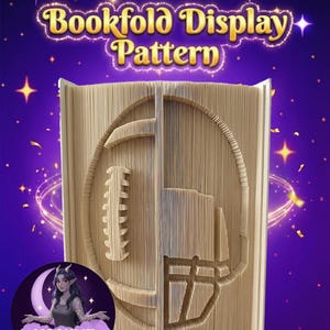 Könnte beinhalten: Ein Buchfalt-Display-Muster mit einem Football- und Helm-Design. Der Text "Bookfold Display Pattern" befindet sich oben. Das Bild hat einen lila Hintergrund mit Sternen und Glitzer.