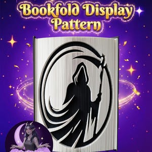 Peut inclure: Un motif d'affichage de pli de livre argenté avec un motif de Grim Reaper noir. Le texte "Bookfold Display Pattern" est en or. Le fond est violet avec des étoiles et un croissant de lune avec une femme.