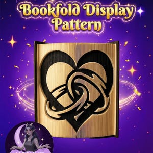 Könnte beinhalten: Ein goldenes Buchfalt-Display-Muster mit einem herzförmigen Design. Das Herz ist schwarz mit komplizierten Details. Der Text "Bookfold Display Pattern" ist goldfarben. Der Hintergrund ist lila mit Sternen und Glitzer. Das Logo "Moonlit Munchkin Creations" befindet sich unten.