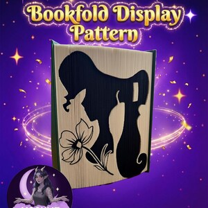 Op de afbeelding: Een boekvouw display patroon met een zwart silhouet ontwerp van een vrouw, bloem en vaas. De tekst "Bookfold Display Pattern" is in goud. De achtergrond is paars met sterren en een logo voor Moonlit Munchkin Creations.