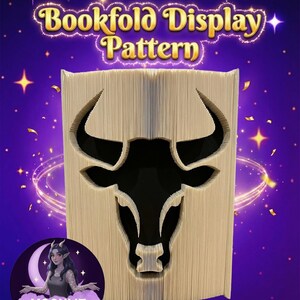 Può includere: Un modello di display a libro con una silhouette di toro nero tagliata nelle pagine. Il testo "Bookfold Display Pattern" è in oro. Lo sfondo è una sfumatura viola e blu con accenti di stelle.
