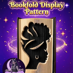 Puede incluir: Un patrón de exhibición de plegado de libros que presenta la silueta del perfil de una mujer con un pendiente de aro, cortado en las páginas. El texto "Bookfold Display Pattern" está en letras doradas. El fondo es morado con estrellas y brillos.