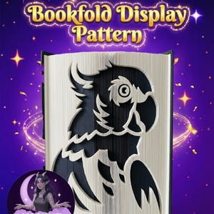 Op de afbeelding: Een boekvouw display patroon met een papegaai ontwerp. De papegaai is uit de pagina's gesneden, waardoor een zwarte achtergrond zichtbaar wordt. De tekst "Bookfold Display Pattern" staat bovenaan. De achtergrond is paars met sterren.