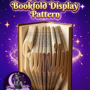 Peut inclure: Un livre ouvert dont les pages sont pliées pour former le mot "Family". La couverture est marron et le fond est violet avec des étoiles et le texte "Bookfold Display Pattern". Le design est en trois dimensions.