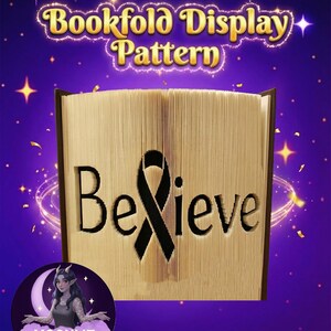 Puede incluir: Un patrón de exhibición de plegado de libro con la palabra "Believe" cortada en las páginas, con un símbolo de cinta negra. El libro está abierto, revelando el diseño cortado. El fondo es un degradado de púrpura y azul con acentos de estrellas.