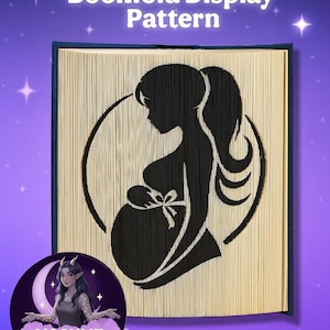 Puede incluir: Un patrón de exhibición de plegado de libro con una silueta negra de una persona embarazada dentro de un círculo. El texto "Bookfold Display Pattern" está en la parte superior. El logotipo de Moonlit Munchkin Creations está en la parte inferior.