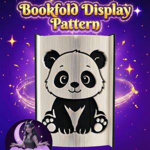 Peut inclure: Un motif de pliage de livre avec un design de panda. Le panda est noir et blanc, avec un visage souriant. Le texte "Bookfold Display Pattern" est en haut. Le fond est violet avec des étoiles et un logo de croissant de lune.
