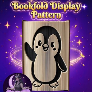 Könnte beinhalten: Ein Buchfalt-Display-Muster mit einem Pinguin-Design. Der Pinguin ist schwarz und weiß, mit einem freundlichen Ausdruck. Der Text "Bookfold Display Pattern" ist in Gold, mit einem lila Hintergrund und Sternakzenten. Das Logo von Moonlit Munchkin Creations befindet sich unten links.
