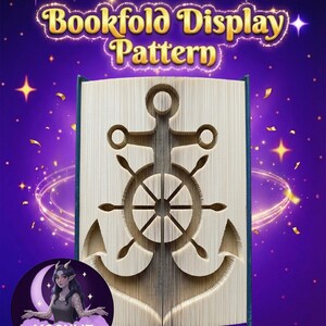 Peut inclure: Un motif de pliage de livre représentant une ancre et un gouvernail. Le texte "Bookfold Display Pattern" est en or. Le fond est un dégradé de violet et de bleu avec des étoiles. Le livre est ouvert.
