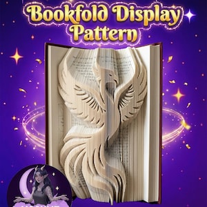 Könnte beinhalten: Ein offenes Buch mit einem Phönix-Design, das durch Falten der Seiten entsteht. Der Text "Bookfold Display Pattern" ist über dem Buch zu sehen. Der Hintergrund ist ein lila-blauer Farbverlauf mit Sternen.