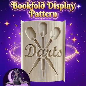 Puede incluir: Un patrón de exhibición de plegado de libro con la palabra "Darts" tallada en las páginas. El diseño presenta tres dardos dispuestos simétricamente. El texto "Bookfold Display Pattern" está en la parte superior. El fondo es morado con estrellas y una luna.