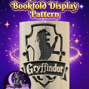 Puede incluir: Un patrón de plegado de libro con el escudo de Gryffindor, una silueta de león tallada en páginas de libro. La palabra "Gryffindor" está debajo. La imagen también incluye el texto "Bookfold Display Pattern".