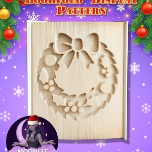 Könnte beinhalten: Ein offenes Buch mit einem Weihnachtskranz-Design, das in die Seiten geschnitten ist. Die Worte "BOOKFOLD DISPLAY PATTERN" stehen oben. Das Bild hat einen lila Hintergrund mit Schneeflocken und Weihnachtsschmuck. Bastelprojekt.