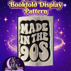 Könnte beinhalten: Ein Buchfalt-Display-Muster mit dem Text "MADE IN THE 90S", der in die Seiten geschnitzt ist. Das Design befindet sich vor einem lila Hintergrund mit Sternen und dem Text "Bookfold Display Pattern". Das Logo von Moonlit Munchkin Creations befindet sich unten links.