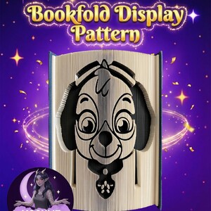 Può includere: Un modello di esposizione a libro con un disegno di cane. Il libro aperto rivela un ritaglio dettagliato del volto di un cane. Il testo "Bookfold Display Pattern" è visualizzato sopra il libro in un carattere dorato e luminoso.