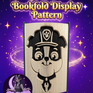 Puede incluir: Un patrón de exhibición de plegado de libro con un diseño tallado de un personaje de perro de dibujos animados. El texto "Bookfold Display Pattern" está en letras doradas. El fondo es morado con estrellas y confeti.