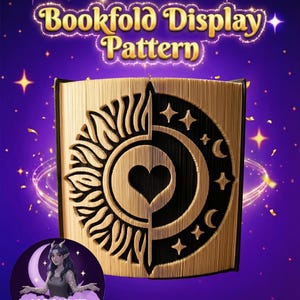 Könnte beinhalten: Ein hölzernes Buchfalt-Display-Muster mit einem Sonnen- und Mond-Design, das ein Herz in der Mitte aufweist. Der Text "Bookfold Display Pattern" wird oben angezeigt. Der Hintergrund ist lila mit Sternen und Glitzer.