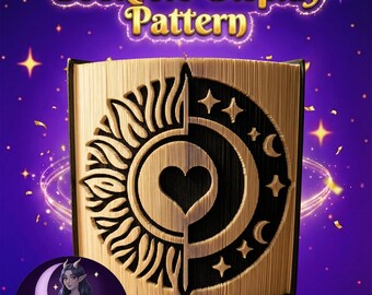 Può includere: Un motivo di esposizione a libro pieghevole in legno con un design sole e luna, con un cuore al centro. Il testo "Bookfold Display Pattern" è visualizzato in alto. Lo sfondo è viola con stelle e scintille.