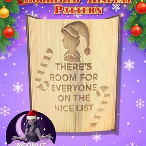 Könnte beinhalten: Ein Buchfalt-Display-Muster mit Weihnachtsmotiv. Das Buch ist mit einer Elfen-Silhouette, Zuckerstangen und dem Text "THERE'S ROOM FOR EVERYONE ON THE NICE LIST" geschnitzt. Der Hintergrund ist lila mit Schneeflocken und Weihnachtsschmuck.