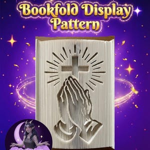 Peut inclure: Un motif de pliage de livre avec un design de croix et de mains en prière. Le texte "Bookfold Display Pattern" est affiché en haut. Le fond est un dégradé de violet et de bleu avec des étoiles et des confettis. Le logo Moonlit Munchkin Creations est en bas.