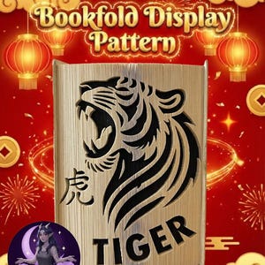 Op de afbeelding: Een goudkleurig boekvouwdisplaypatroon met een zwart tijgerontwerp, het woord 'TIGER' en Chinese karakters. De afbeelding bevat de tekst 'Bookfold Display Pattern' en decoratieve lantaarns.