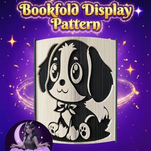 Peut inclure: Un motif de pliage de livre en bois représentant un chiot noir et blanc avec un nœud papillon. Le texte "Bookfold Display Pattern" est affiché en lettres dorées. Le fond est violet avec des étoiles.