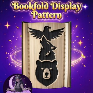 Könnte beinhalten: Ein Buchfalt-Display-Muster mit einem geschnitzten Design mit einem Adler, Wolf und Bär. Der Text "Bookfold Display Pattern" wird oben angezeigt. Der Hintergrund ist lila mit Sternen und Konfetti.