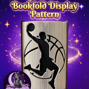 Puede incluir: Un patrón de exhibición de plegado de libros con un tema de baloncesto. El diseño muestra a un jugador encestando una pelota, cortado en las páginas de un libro. El texto "Bookfold Display Pattern" está en la parte superior. El fondo es morado con estrellas y un logotipo.