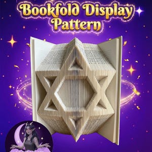 Könnte beinhalten: Ein Buchfaltmuster mit einem Davidstern-Design. Die Seiten des Buches sind gefaltet, um die Sternform zu erzeugen. Das Bild hat einen lila Hintergrund mit Sternen und dem Text "Bookfold Display Pattern".