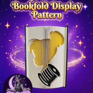 Könnte beinhalten: Ein Buchfalt-Display-Muster mit einer Silhouette einer Frau und einer Fadenspule, die in die Seiten geschnitten ist. Der Text "Bookfold Display Pattern" steht oben. Der Hintergrund ist lila mit Sternen und goldenem Konfetti.