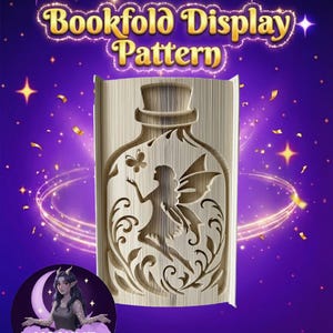 Könnte beinhalten: Ein Buchfaltmuster mit einem Feen- und Flaschendesign. Der Text "Bookfold Display Pattern" steht oben. Das Design zeigt eine Fee, die nach einem Schmetterling in einer Flaschenform greift, mit dekorativen Wirbeln und Blättern. Der Hintergrund ist lila mit Sternen.