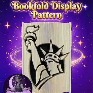 Peut inclure: Un motif de pliage de livre représentant la Statue de la Liberté. Le motif est sculpté dans les pages d'un livre, créant un effet 3D. Le texte "Bookfold Display Pattern" est affiché en haut. Le fond est violet avec des étoiles et un logo.